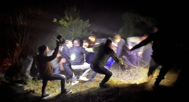 Otomobilin uçuruma devrildiği kazada 7 kişi yaralandı