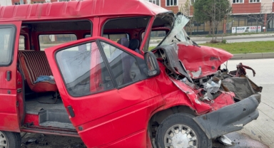 Park halindeki kamyonete çarpan minibüs kağıt gibi ezildi
