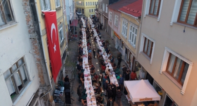Tirebolu'nun tarihi sokağında paylaşım sofrası