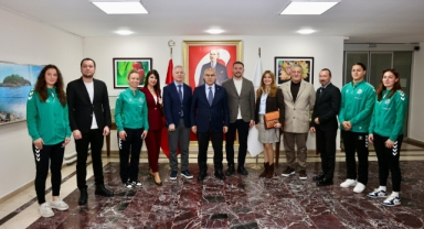 Vali Koç, Sanayispor Kadın Futbol Takımını Makamında Ağırladı