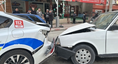 Yayaya yol veren polis aracına Tofaş otomobil arkadan çarptı