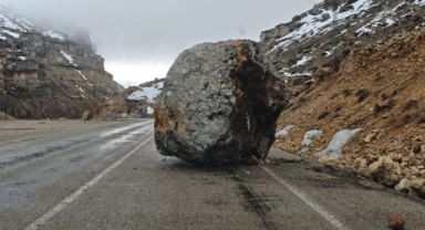 Yola dev kaya düştü!