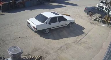 Yolda yatan köpeği ezdi, arkasına bakmadan uzaklaştı