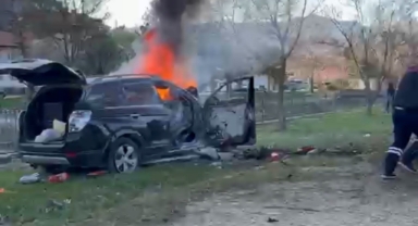 Ağaca çarpan cip yandı: 1 ölü, 2 yaralı