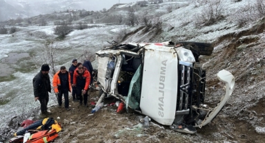 Ambulans uçuruma yuvarlandı: 1 ölü, 4 yaralı