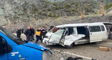 Artvin'de kamyonet ile panelvan çarpıştı, 3 kişi yaralandı