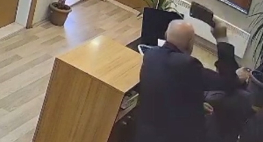 Belediye personeline satırla saldırı anı kamerada!