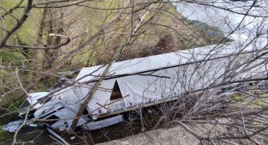 Büyükbaş hayvan taşıyan tır devrildi, 3 kişi yaralandı