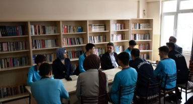 Çamoluk’ta Kütüphane Haftası’nda Öğrencilerle Kitap Okuma Etkinliği