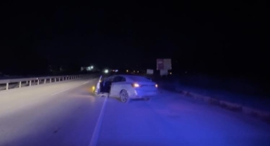 D100’de otomobil bariyerlere çarptı: 3 yaralı