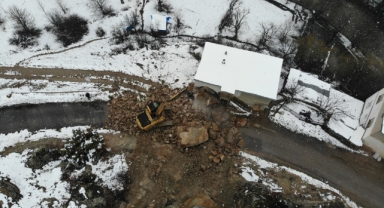 Dağdan kopan dev kayalar ahıra düştü, 3 ev boşaltıldı