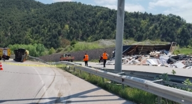 Devrilen tırın sürücüsü hayatını kaybetti