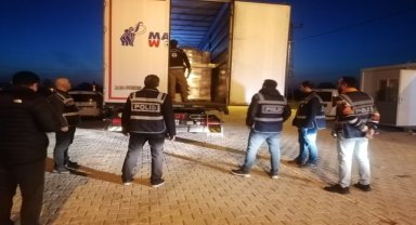 Durdurulan İran plakalı tırda 18 düzensiz göçmen yakalandı