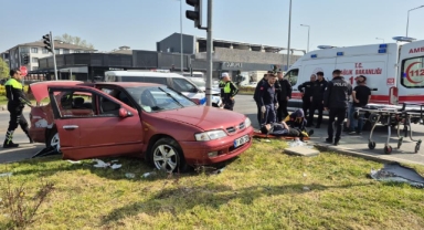 Düzce'de kavşakta otomobiller çarpıştı: 6 yaralı