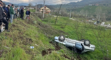 Fındık bahçesine devrilen otomobildeki 2 kişi yaralandı