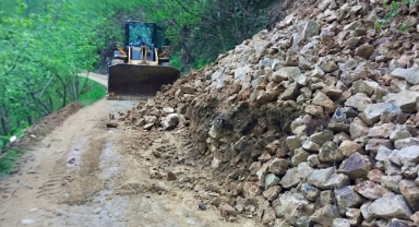Giresun’da Kırsal Ulaşım İçin Kritik Müdahale: Heyelanlar Temizleniyor