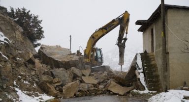 Gümüşhane’de dağdan kopan dev kayalar ahıra düştü, 3 ev boşaltıldı