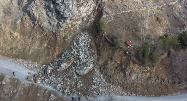Gümüşhane'de heyelan: Yol ulaşıma kapandı