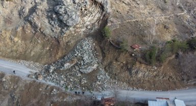 Gümüşhane'de grup köy yolu heyelan nedeniyle ulaşıma kapandı