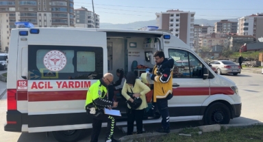  Hafif ticari araç ile otomobil çarpıştı: 3 çocuk yaralı