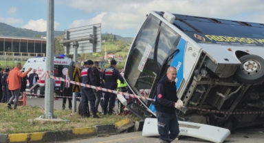 Halk otobüsü otomobilin üzerine devrildi: 44 yaralı