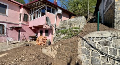 Heyelan nedeniyle bir evde hasar oluştu, bir ev tahliye edildi