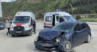 İki otomobilin çarpıştığı kazada 3 kişi yaralandı