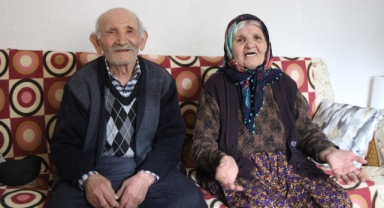 İlk günkü sevgiyle 67 yıldır aynı yastığa baş koyuyorlar