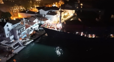 İstanbul Boğazı’nda gemi yalıya metreler kala karaya oturdu, geçişler geçici olarak durduruldu