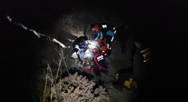Kayalıklardan uçuruma düşen kişi ekiplerce kurtarılmaya çalışılıyor