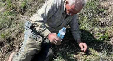 Kaybolan yaşlı adam 2 gün sonra dağda uyurken bulundu