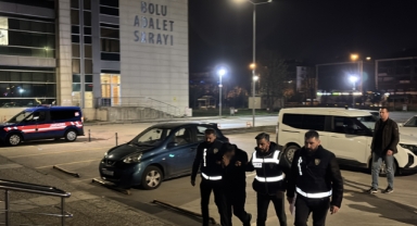 Kendini savcı olarak tanıtıp yaşlı kadının altınlarını alan 2 şüpheli yakalandı