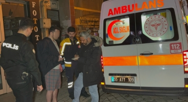 Komşusunun baltalı saldırısından babasını kurtardı, kendi yaralandı