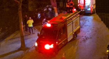Kontrolden çıkan otomobil kaldırımda ağaca çarptı: 1 ölü, 1 yaralı