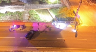 Köprü korkuluklarına çarpan otomobil hurdaya döndü