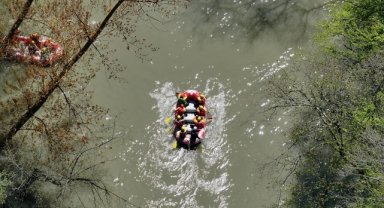 Maceraseverler hafta sonunun tadını Melen Çayı'nda rafting yaparak çıkardı