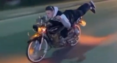 Motosiklet üzerinde tehlikeli şov