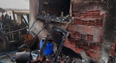 Mutfakta çıkan yangın evi küle çeviriyordu