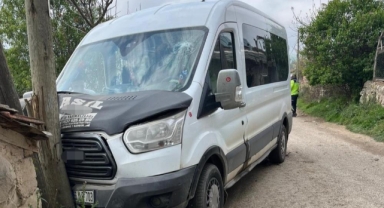 Öğrenci servisi direğe çarptı: 12 yaralı