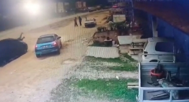 Önce konuştu, sonra çarptı: O anlar kameraya yansıdı