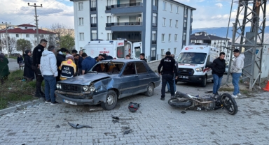 Otomobil ile motosiklet çarpıştı: 3 yaralı