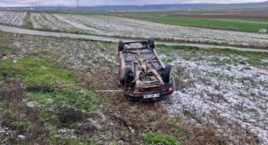 Otomobil şarampole yuvarlandı: 3 yaralı