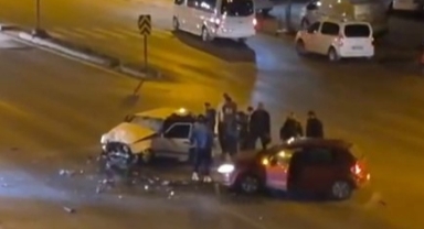 Otomobiller kafa kafaya çarpıştı; 2 yaralı