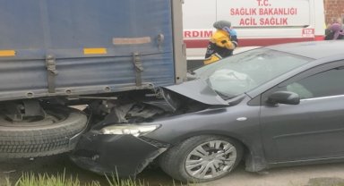 Park halindeki tıra çarpan otomobildeki 5 kişi yaralandı