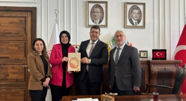 Piraziz Kaymakamı Burak Öz'e Kitap Takdimi 