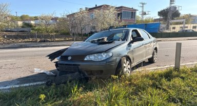 Samsun'da refüje çarpan otomobildeki 2 kişi yaralandı 