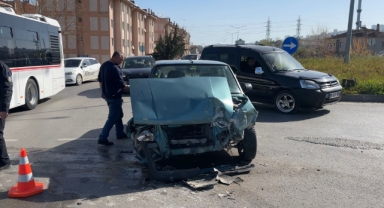 Şehir Hastanesi kavşağında kaza: 4 yaralı