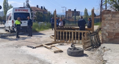 Servis minibüsü kaldırıma çarparak durağı yere serdi!