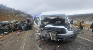 Servis minibüsüyle otomobilin çarpıştığı kazada 1 kişi öldü, 9 kişi yaralandı