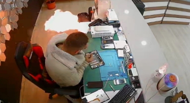Şişen telefon bataryası bomba gibi patladı